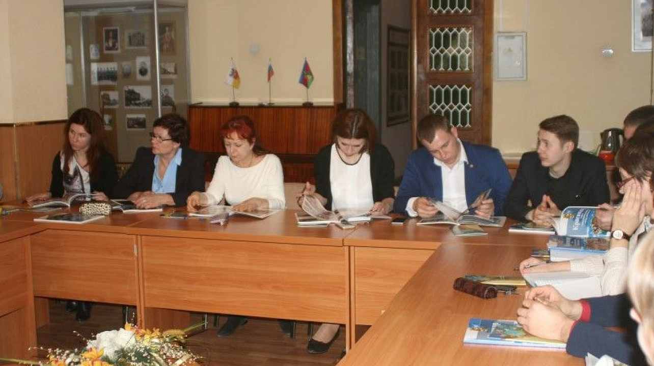 Сотрудники Общественно-информационного центра поделились опытом работы с молодёжью (5).JPG