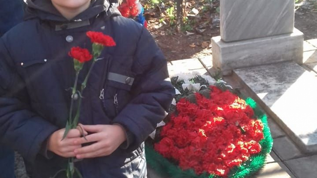 В День Героев Отечества глава администрации Прикубанского округа Александр Журавлев возложил цветы у памятника Александру Покрышкину