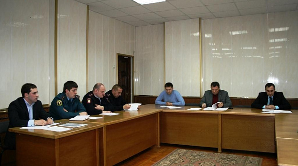 В администрации Прикубанского округа обсудили вопросы общественной безопасности в период новогодних каникул