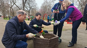 Масштабный субботник прошел в сквере Казачьей Славы