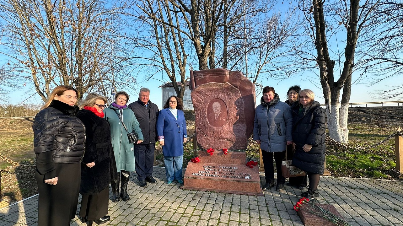 В День Героев Отечества в Прикубанском округе по традиции прошли возложения цветов у памятников воинам Великой Отечественной войны 