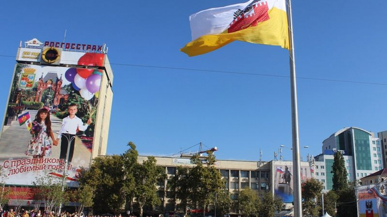 Жители Центрального округа приняли участие в торжественной церемонии поднятия флага