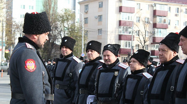В Краснодаре прошёл строевой смотр казаков-дружинников