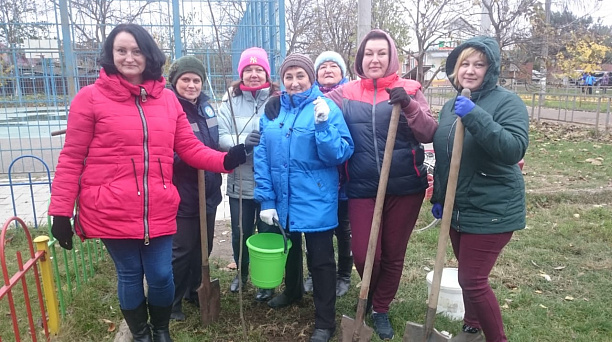 Молодые деревья высадили в скверах станицы Елизаветинской