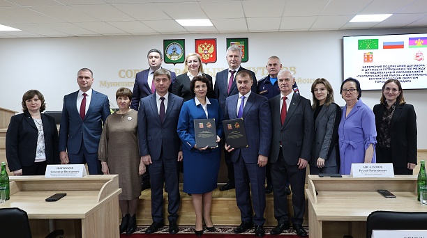 Дружба длиною в 34 года: глава администрации Центрального округа Елена Малова и глава Тахтамукайского района Аскер Савв пролонгировали договор о дружбе и сотрудничестве