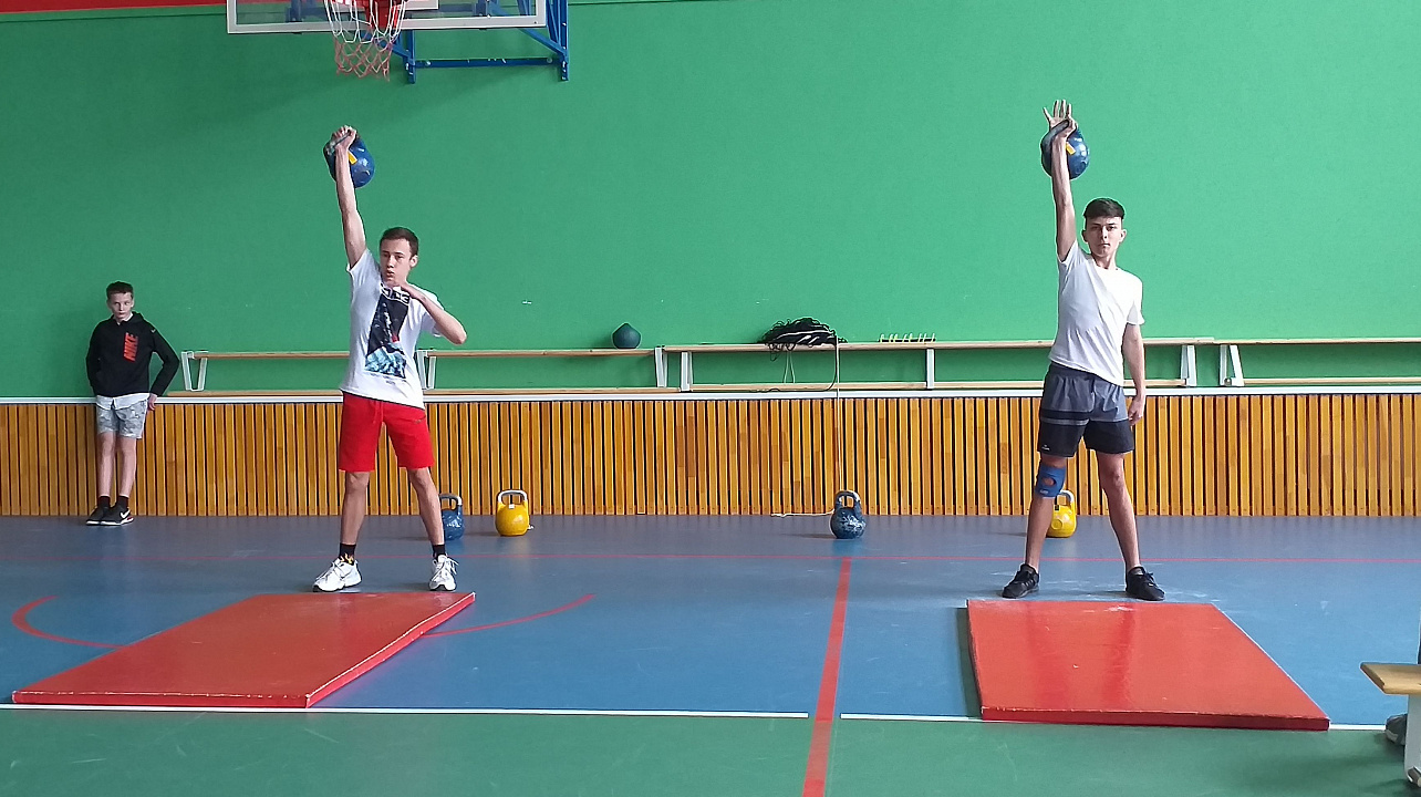 В школе № 61 хутора Ленина прошли соревнования по гиревому спорту