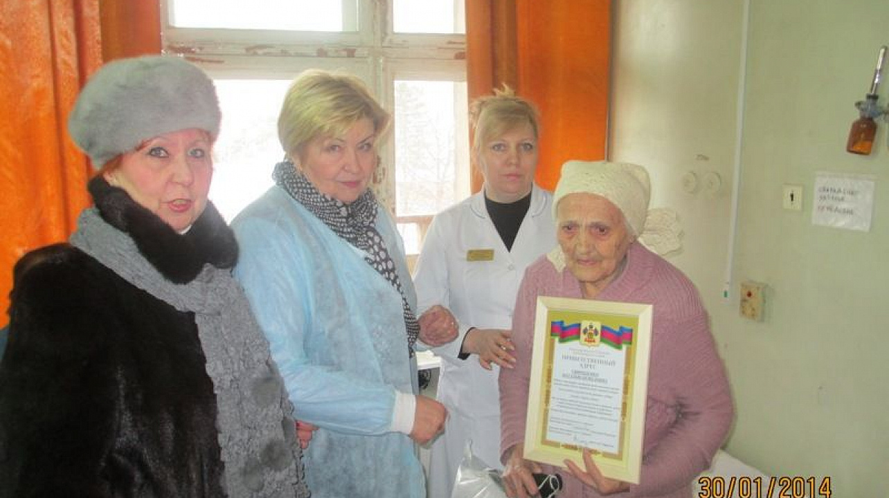 Представители депутатов ЗСК и администрации Западного округа навестили участницу Сталинградской битвы