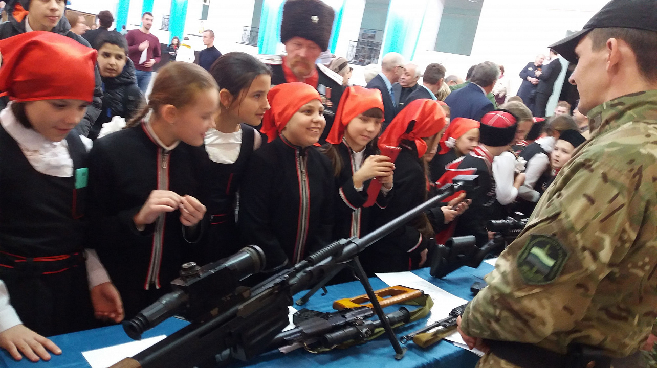 Казачата школы №60 Карасунского округа на линейке открытия месячника оборонно-массовой и военно-патриотической работы в Молодежном центре