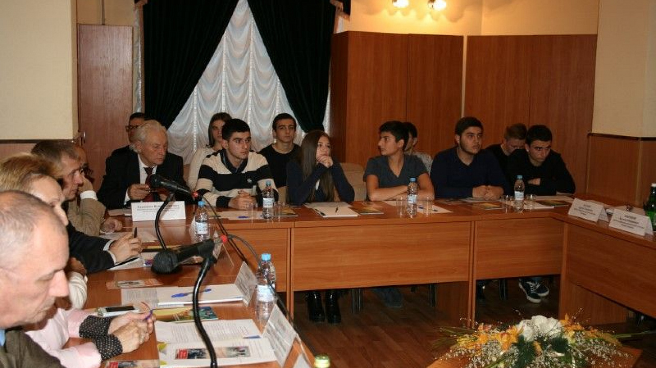 Молодёжный круглый стол, посвящённый вопросам профилактики экстремизма прошел в Краснодаре (4).JPG