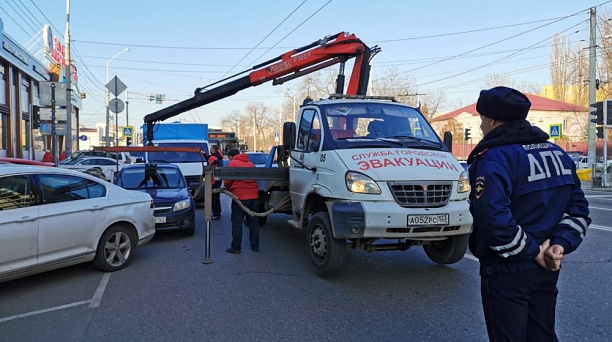 В Краснодаре от незаконно припаркованного транспорта очистили ул. Северную