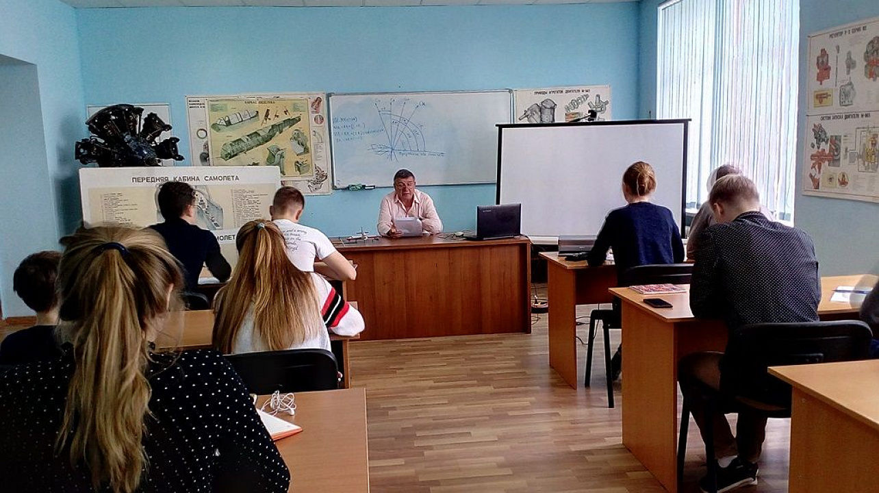 Школьники Западного округа побывали на курсах начальной летной подготовки