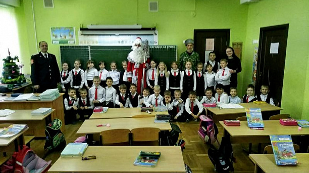 Казаки поздравили школьников с наступающим новым годом