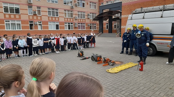 Для школьников Западного округа провели занятие по пожарной безопасности