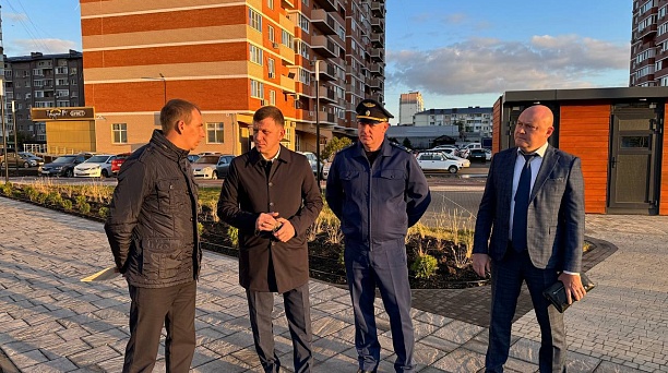 Евгений Наумов осмотрел новый сквер «Изумрудный» и прилегающую территорию