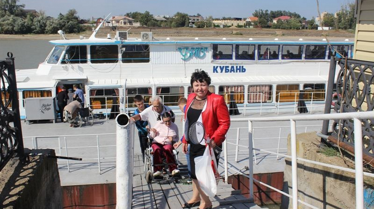 Инвалиды Центрального округа отправились на речную прогулку