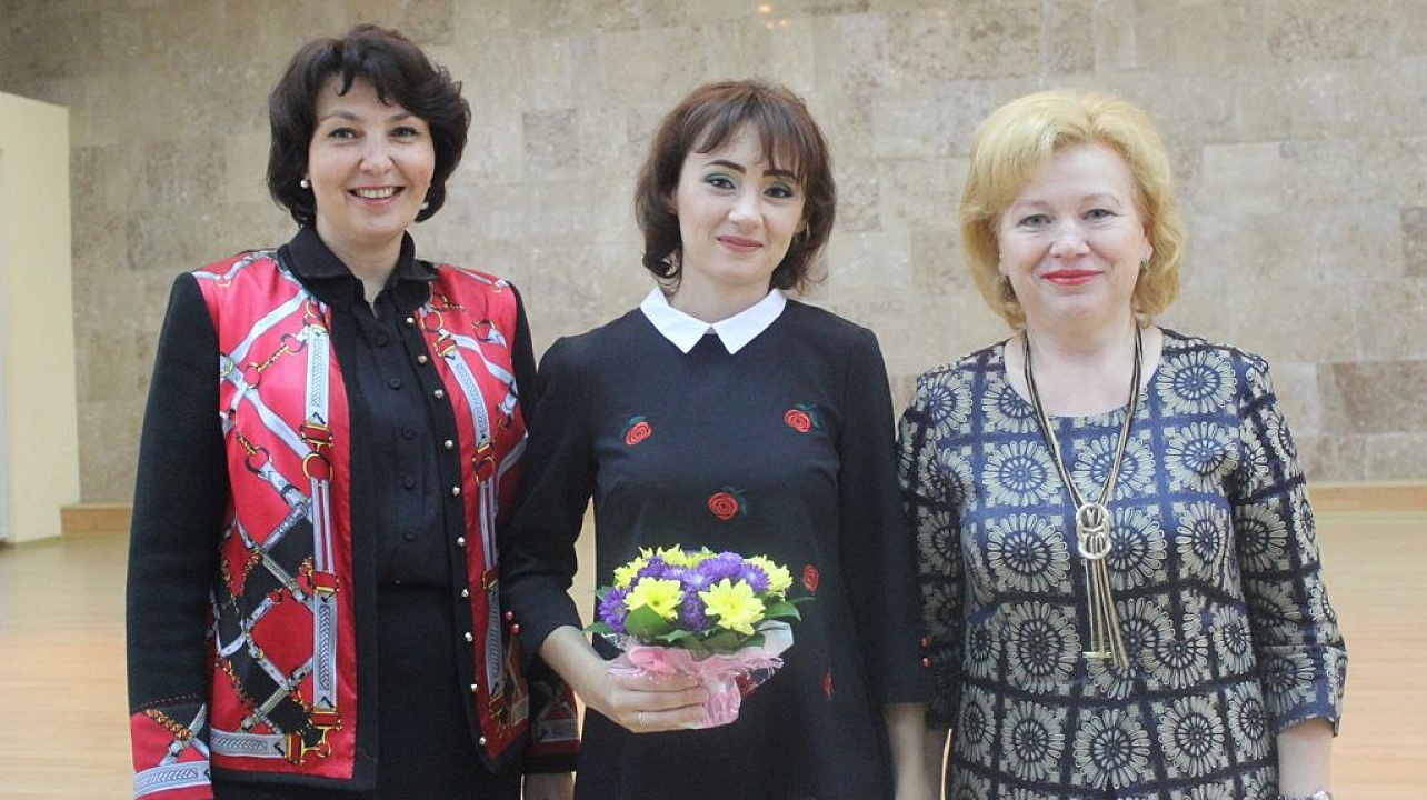 В администрации Центрального округа поздравили учителей и воспитателей с профессиональными праздниками