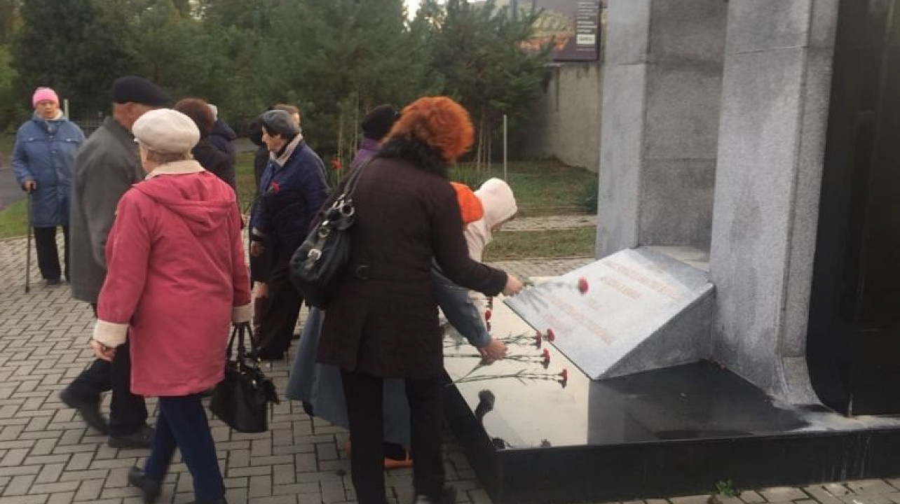 В Краснодаре на Всесвятском кладбище возложили цветы к месту захоронения жертв политических репрессий
