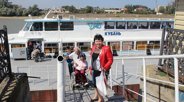 Инвалиды Центрального округа отправились на речную прогулку