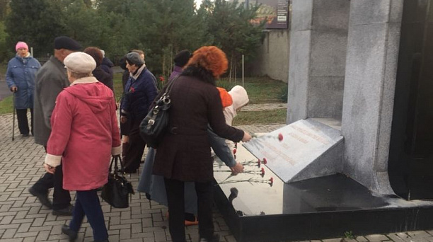 В Краснодаре на Всесвятском кладбище возложили цветы к месту захоронения жертв политических репрессий