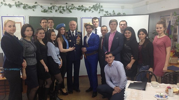 В Краснодарском кооперативном институте состоялось заседание студенческих клубов на тему: "Есть такая профессия Родину защищать"