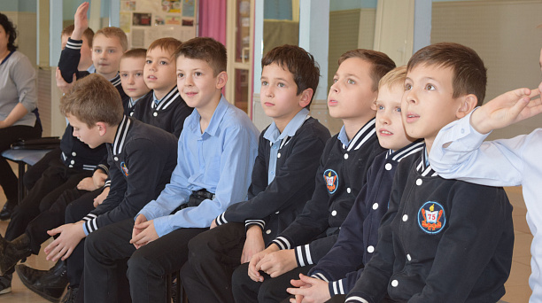 В сельском Доме Культуры станицы Елизаветинской прошла игровая программа «Нам защитниками быть, нашей Родине служить!»