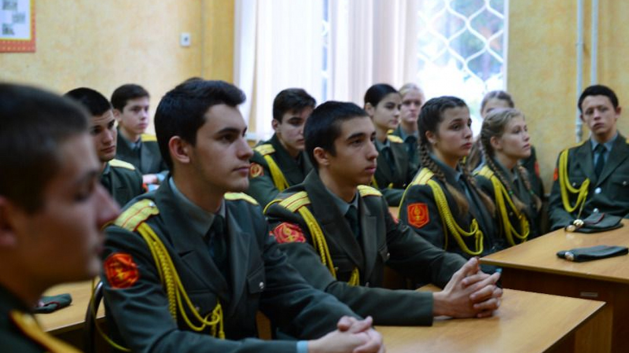 Ветеран-связист проводит урок Мужества.jpg