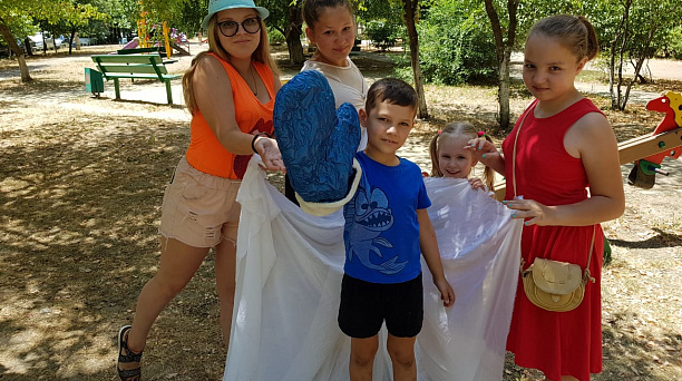 На летней площадке Дома культуры Западного округа прошла игровая программ «Мы играем во дворе»