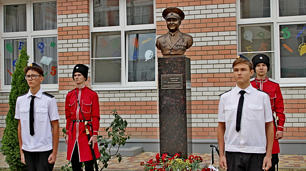 В Краснодаре открыли бюст Героя РФ Сергея Палагина