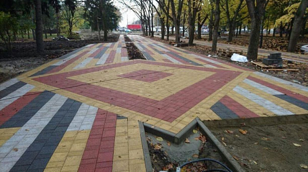 На территории между Первомайским судом и Екатерининским залом выполнено более 60% работ по благоустройству