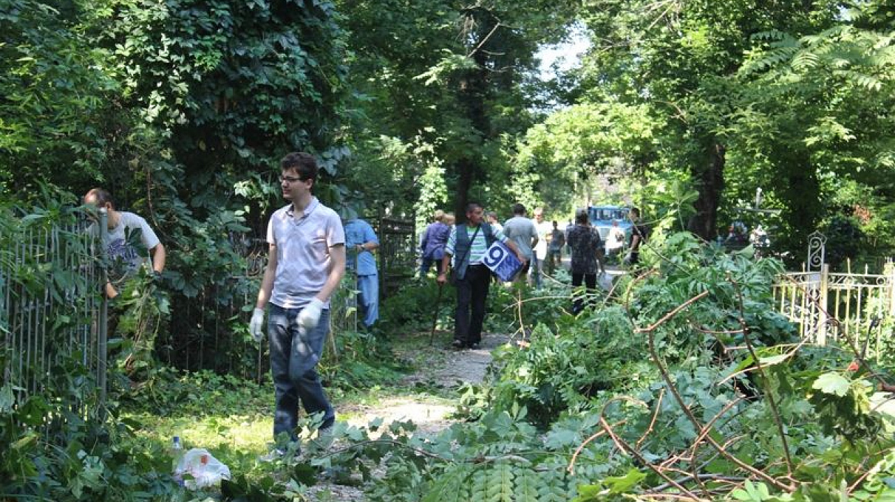 Сотрудники администрации Центрального округа приняли участие в субботнике на Таманском кладбище