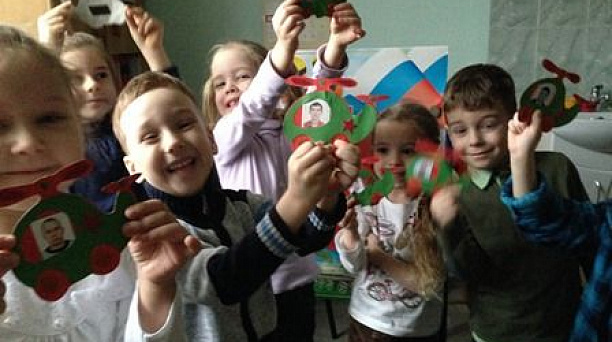 Воспитанники Центра детского творчества Прикубанского округа порадуют родителей открытками ко Дню защитника Отечества