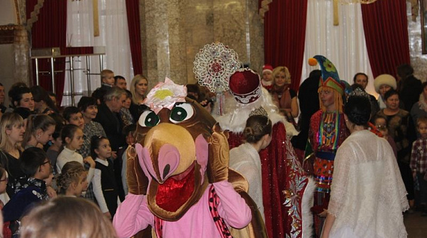 Для детей из социально-незащищенных семей Центрального округа прошел новогодний праздник