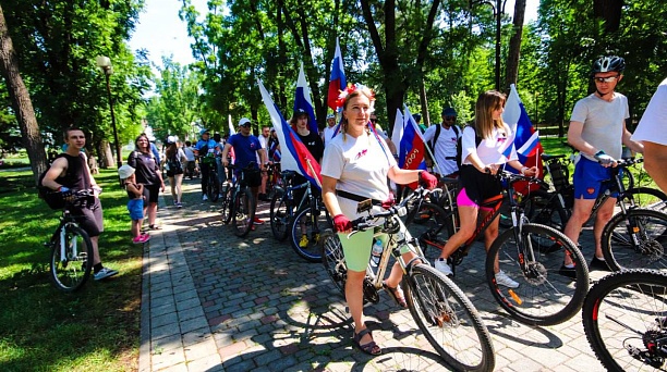 Евгений Наумов сообщил об увеличении размера и количества получателей специальной молодёжной стипендии