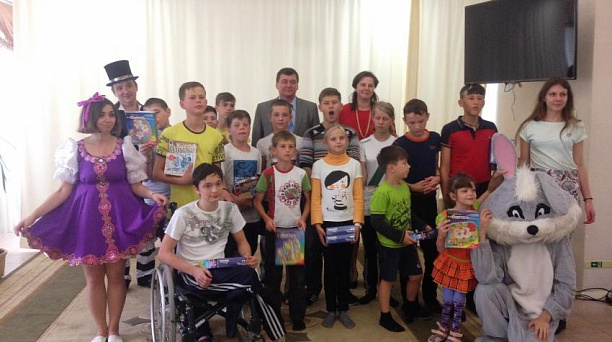 Западный округ посетил детский дом «Рождественский» с веселой игровой программой и сказочными персонажами