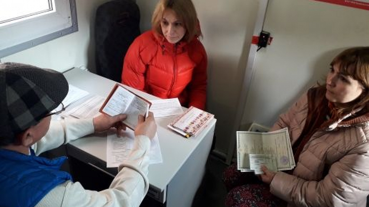 Жители поселка Российского полисы на страховые документы нового образца