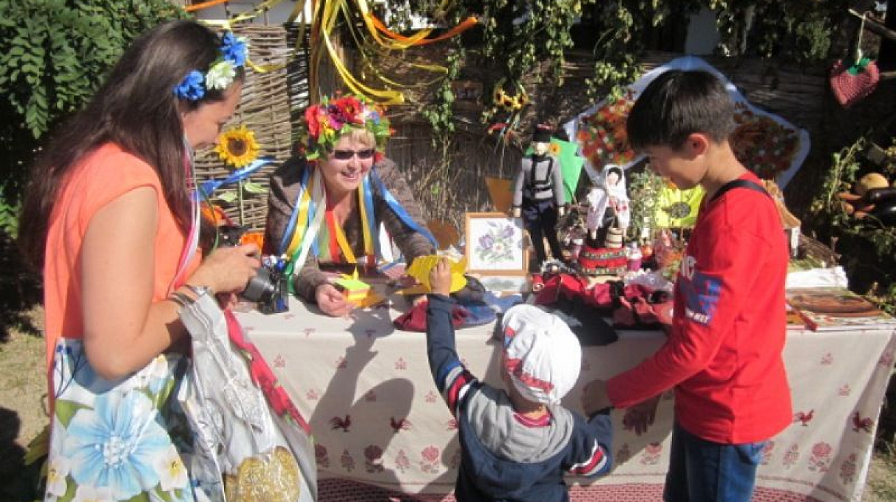 Сотрудники библиотеки Центрального округа приняли участие в  этническом фестивале «Смачный борщец»