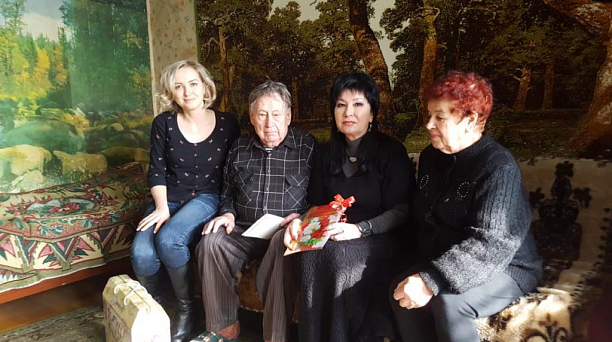 Ветеран Великой Отечественной войны принимает поздравления с юбилеем