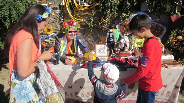 Сотрудники библиотеки Центрального округа приняли участие в  этническом фестивале «Смачный борщец»