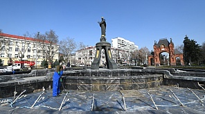 В Краснодаре готовят фонтаны к новому сезону