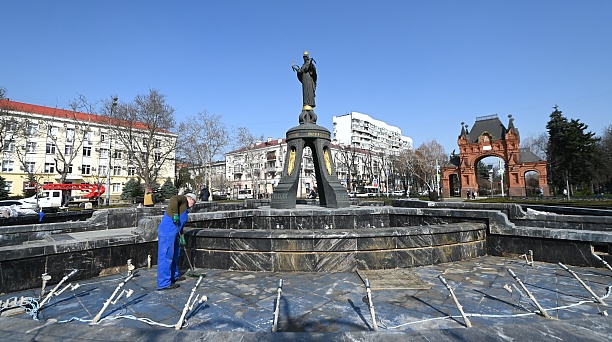 В Краснодаре готовят фонтаны к новому сезону