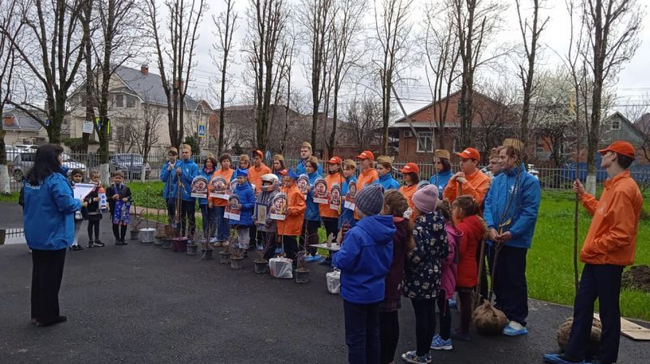 В школе № 43 заложили Аллею космонавтов