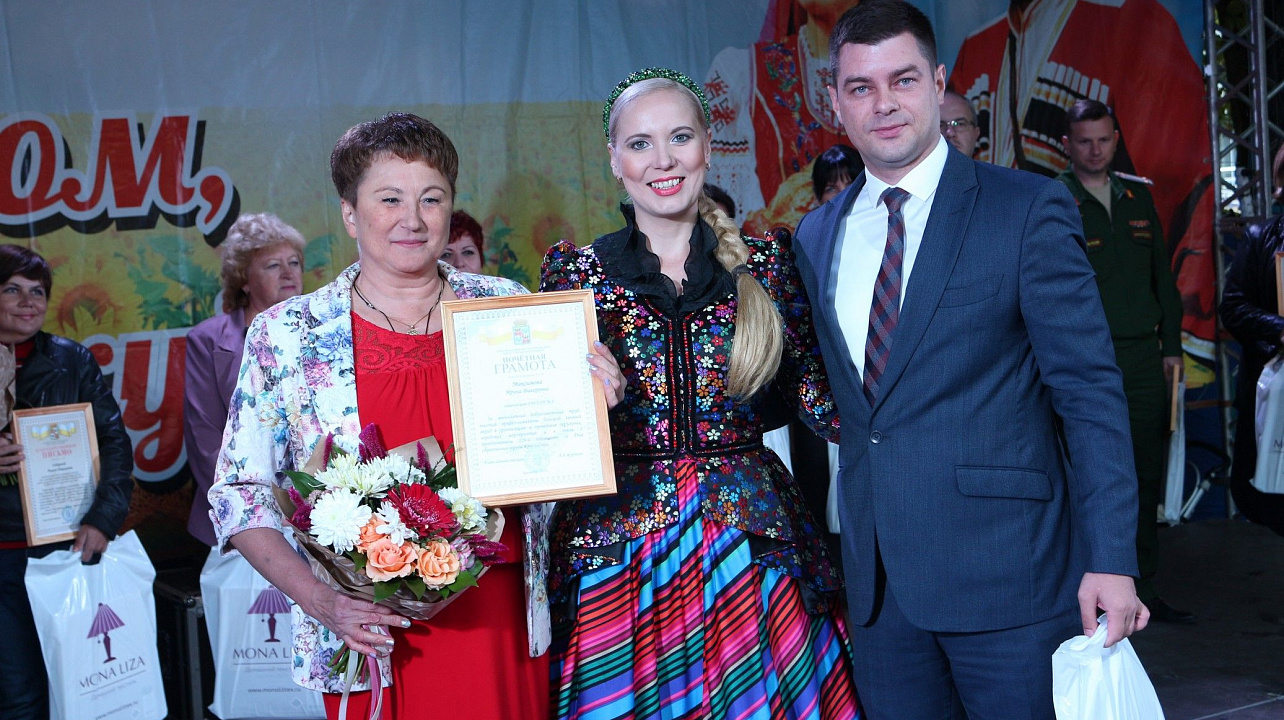 В день города глава Прикубанского округа Александр Журавлев наградил жителей округа за достижения и посетил выставку национальных культур