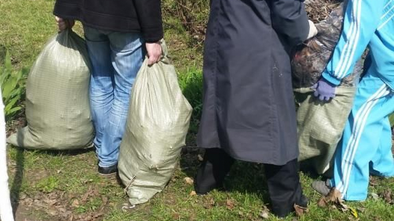 В Прикубанском округе у памятника Александру Покрышкину проведен субботник