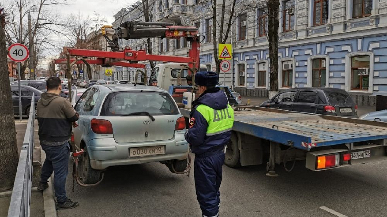 В Краснодаре неправильно припаркованный транспорт отправили на штрафстоянку