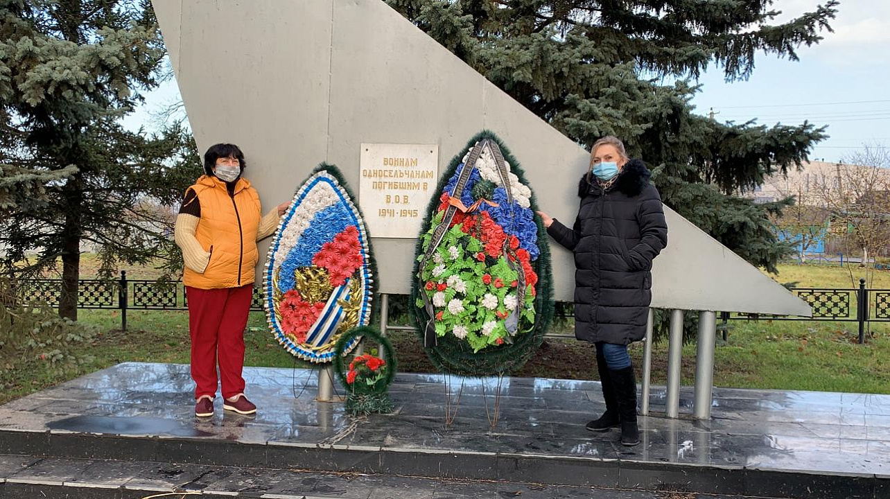 Сегодня глава администрации Прикубанского округа Александр Журавлев возложил цветы у могилы Неизвестного летчику по улице Совхозной