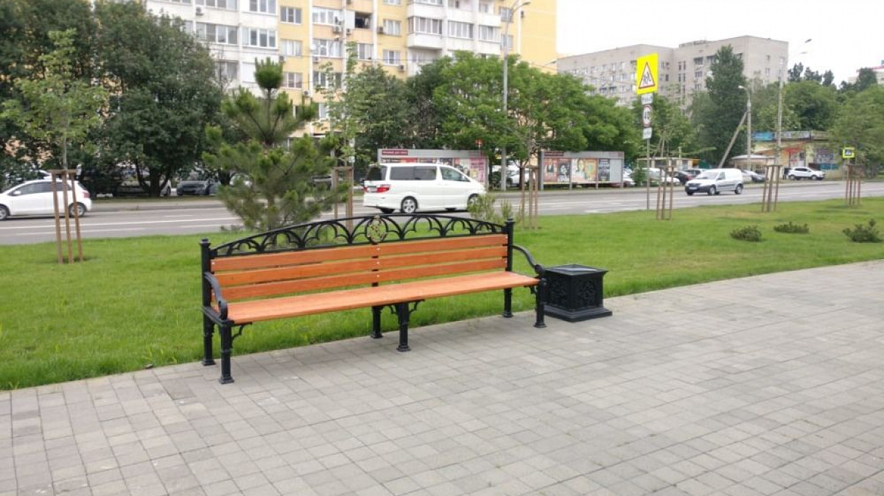 В сквере «Крымском» Краснодара завершили укладку плитки и установили лавочки