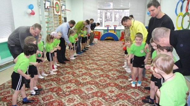 Юные защитники из детского сада № 177 поздравили своих пап