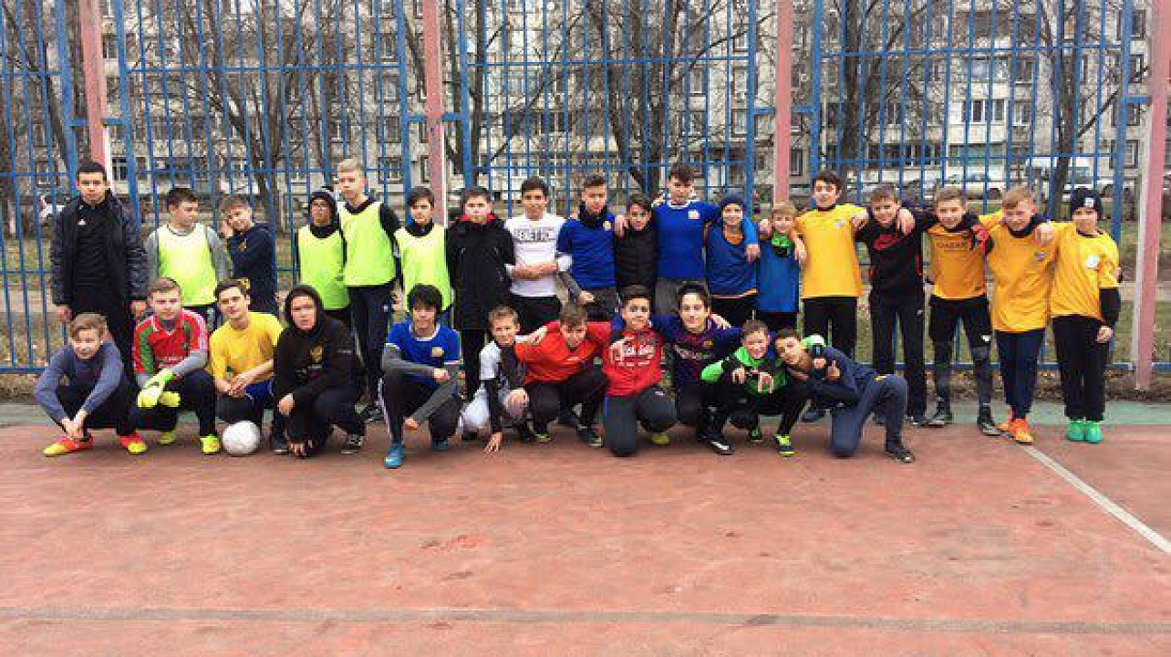 Юные краснодарки играют в футбол