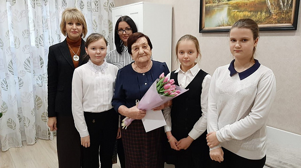 В Прикубанском округе с 90-летием поздравили труженика тыла Галину Николаевну Скубба