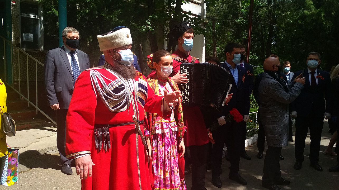 В Прикубанском округе прошла акция «Парад у дома ветерана»